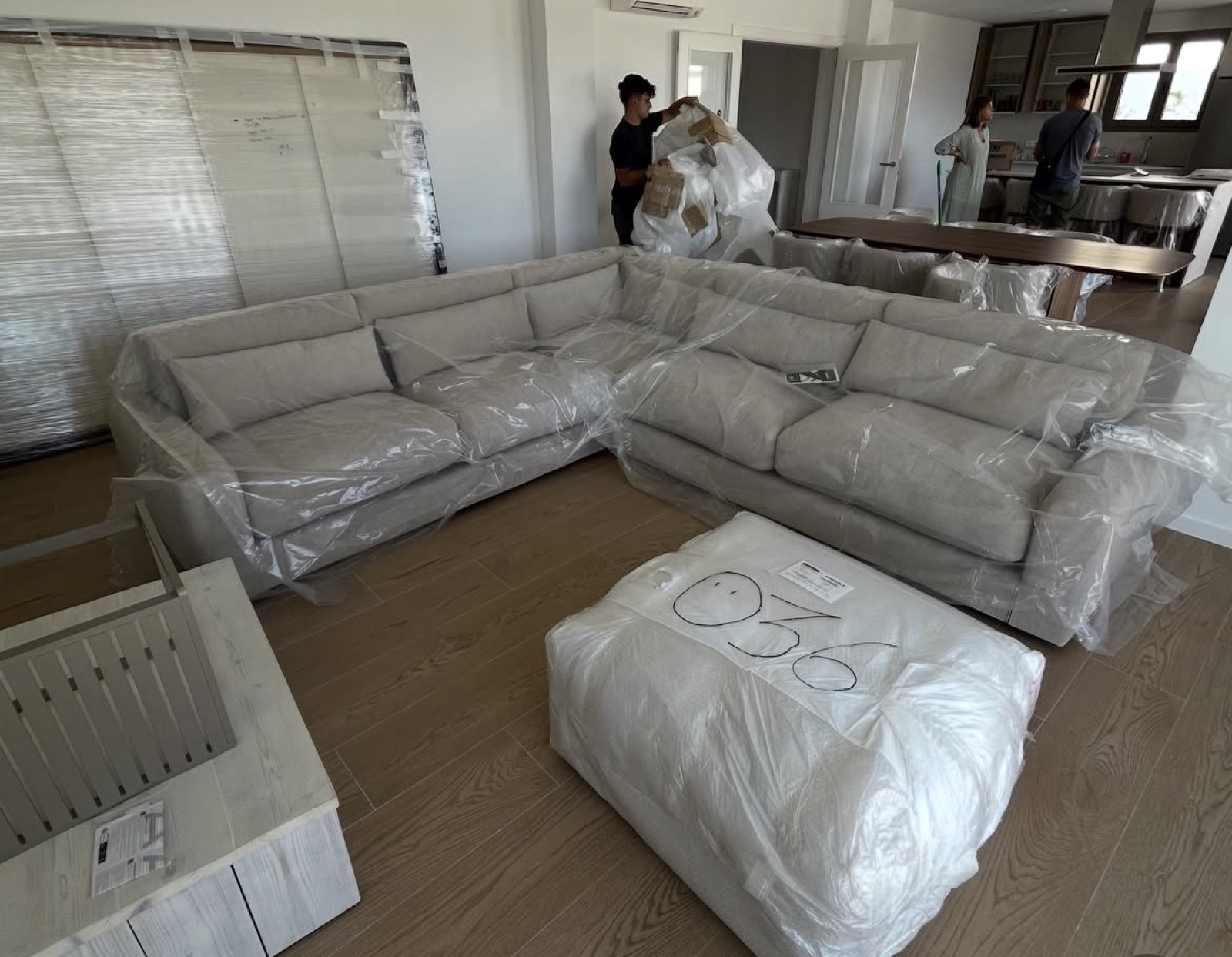 Sofá rinconera embalado y montado en el salón de una vivienda por el equipo de Transpro